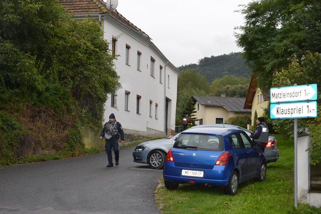 Im letzten Haus auf der rechten Seite verschanzt sich der Wilderer. Cobra und Polizei versuchen mit ihm zu verhandeln. | Foto: Oliver Babos/Boc-News