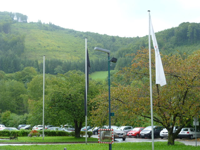 In Lilienfeld weht bereits die schwarze Flagge (Mitte). Polizisten und Sanitäter trauern mit der Bevölkerung um ihre Kameraden. | Foto: Gretzel