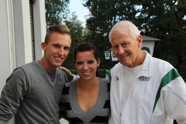 Strahlend: Lisi Eberl mit Philipp Benda und Trainer-Legende Horst Mandl | Foto: ATG