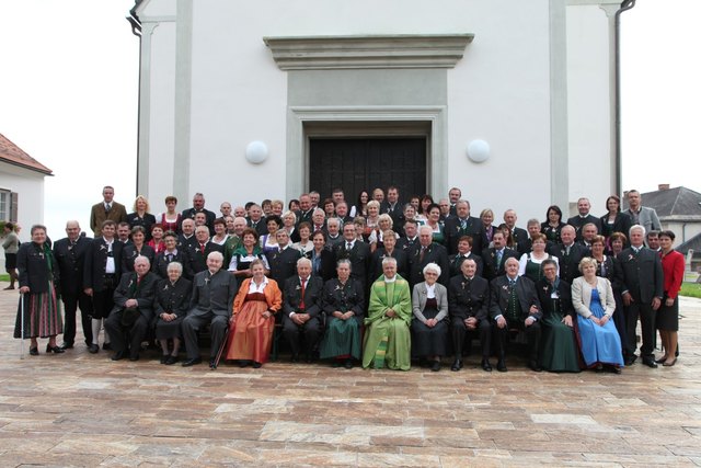 Die Jubelpaare mit Dechant Trstenjak vor der Pfarrkirche St. Stefan