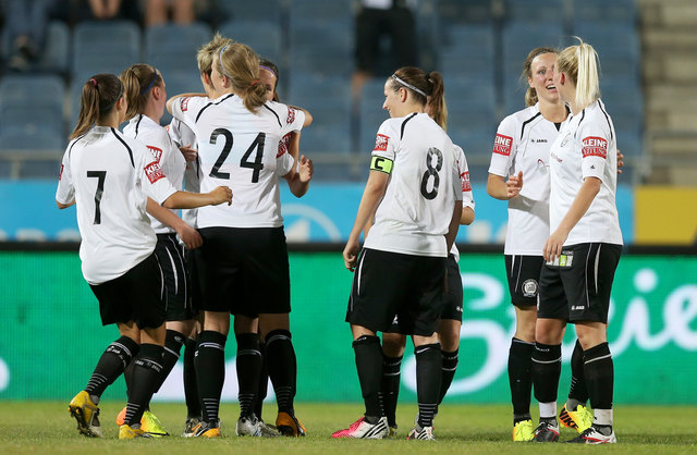 Erleichterung pur: Die Sturm-Damen feiern den ersten Dreier der Saison. | Foto: GEPA