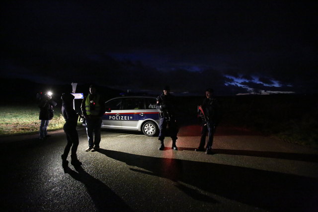 Die Einsatzkräfte sichern die Umgebung auch bei Nacht. | Foto: Deak