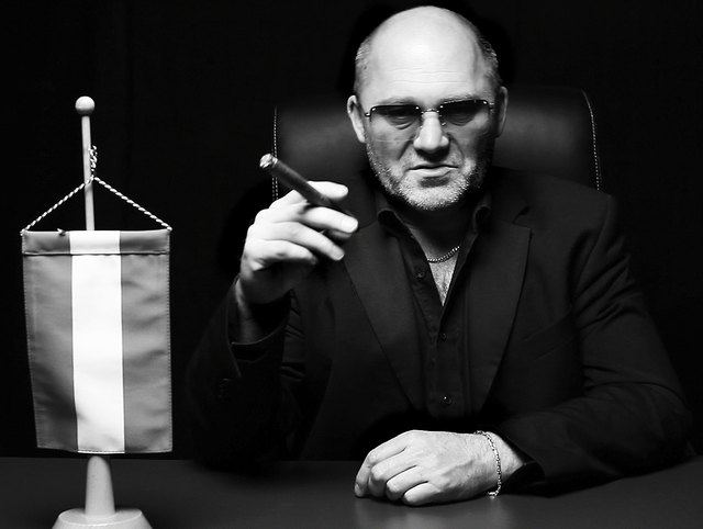 Harry Ahamer tritt im Video zu seinem neuen Song als Verterter der österreichischen Freunderlwirtschaft auf. | Foto: R. Faldner