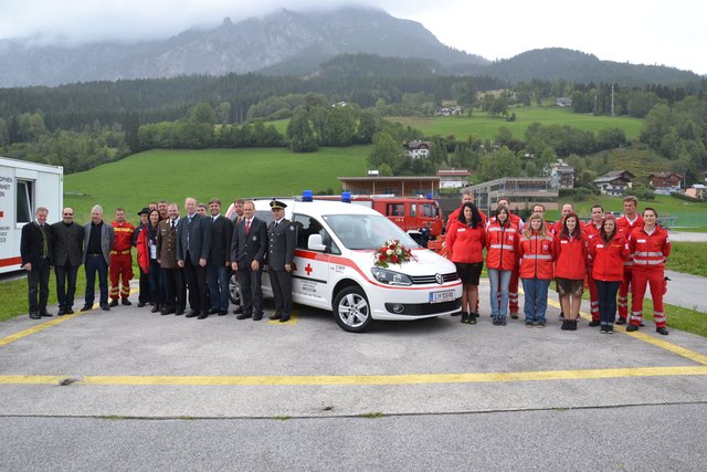 Der neue Krankentransportwagen wurde offiziell seiner Bestimmung übergeben. | Foto: RK Gröbming