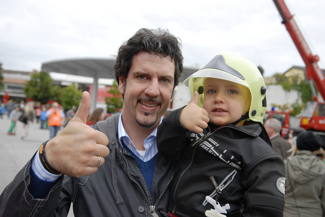 Daumen hoch: Toffolon und der kleine Nevio hatten jede Menge Spaß am Tag der offenen Tür bei der Berufsfeuerwehr.