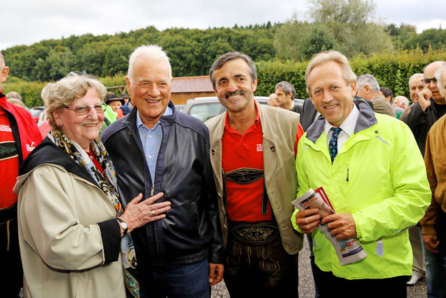 Frank „zum Angreifen“: Stronach mit Oberösterreich-Spitzenkandidat Leo Steinbichler (M.) am Bauernmarkt in Regau.