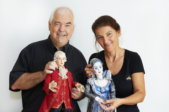 Die Leitung des Marionettentheaters Schloss Schönbrunn mit Figuren aus der Zauberflöten-Produktion