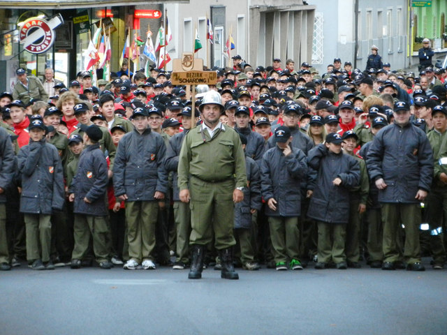 Robert Doregger mit dem Feuerwehrnachwuchs des Bezirkes Schärding. | Foto: privat