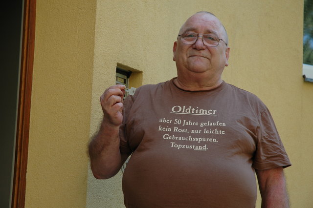 Endlich: Mieter Heinrich Haas hat wieder einen Schlüssel, der ihm Zugang zum Trockenraum verschafft.