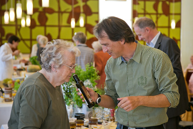 Ein geschmackvoller Nachmittag im Seniorenheim: Bewohnerin Hanne Fischer und Peter Tichatschek. | Foto: PRD