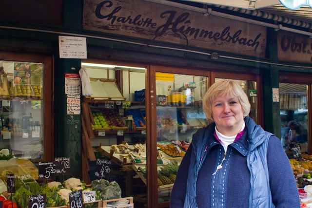 Martina Himmelsbach betreibt einen Obst- und Gemüsestand am Naschmarkt und sieht der Renovierung gelassen entgegen.
