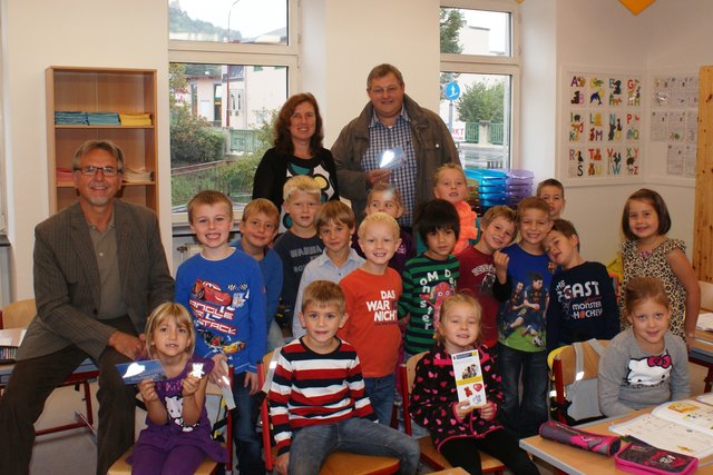 Kinder der 1. Klasse Volksschule, vorne links: Bgm Leopold Prohaska, hinten Mitte: Direktorin Hedwig Felsner, GR Paul Fink | Foto: Gemeinde Paudorf