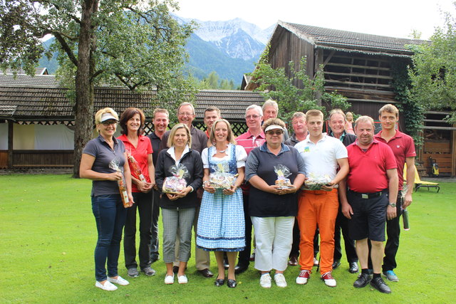 Die Sieger: Ilse Klammer, Heidelinde Baumgartner, Philipp Ertl, Renate Morgenfurt, Hans Hecher, Stefan Kohlweg, Manuela Ressnik, Hans Schmid, Wilfried Pichler, Sonja Sattler, Johann Ertl und Dominik Machate mit den Organisatoren Hans Assam  und Alois Stolzlechner und Philipp Schmid (von links) | Foto: KK