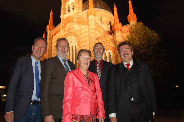 Freuen sich über den neuen, nächtlichen Akzent im 10. Bezirk: (von links) Oberamtsrat Franz Jerabek, Bezirksvorsteherin-Stellvertreter Josef Kaindl, Superintendentialkuratorin Dr. Inge Troch und Superintendent Mag. Hansjörg Lein von der Evangelischen Diözese A.B. Wien sowie Christuskirchen-Pfarrer Dr. Michael Wolf. | Foto: Triesterkirche