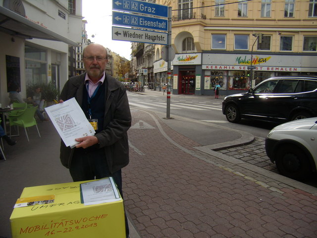 Ewald Muzler, Sprecher der Gruppe "Begegnung im Freihausviertel" bei der gefährlichen Kreuzung.