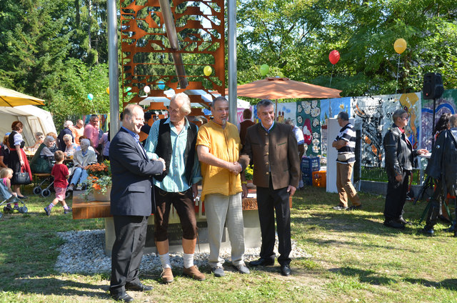Stiftsdechant Werner Grad, Hans-Jürgen Neumann, Künstler Helmut Mesaric und Vizebürgermeister Erich Watzl (v.l.n.r.) | Foto: W. Benedetto