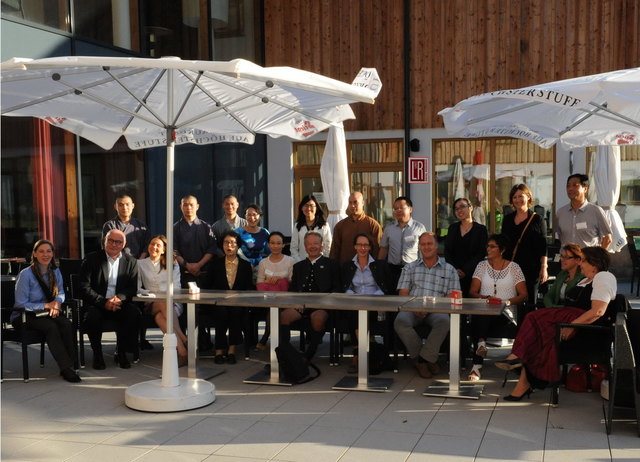 v.l.n.r: 1. Reihe: Barbara Salaun, Dr. Walter Reiter, Dr. Alexandra Harrer, Prof. Guo Daiheng, Bochun Zhang, Bgm. Axel Scheutz, Susanne Scheutz, Vbgm. Alfred Gamsjäger, Angelika Wiesholer, Ulrike Hemetsberger 2.Reihe: Shi Yan Xu , Shi Yan Ji, Großmeister Shi Yan Po, Dir. M. Arch. He Yan, Stv. Dir. Yin Lina, Großmeister Shi Yan Liang, Dir. Hu Jizhong, Mag. Sanja Selak, Vbgm. Zhang Jianhui - Foto©Franz Frühauf