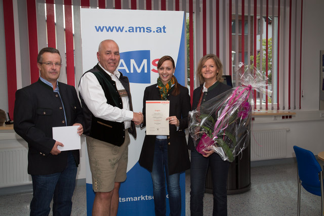 Das AMS Führungsteam gratulierte Katharina Santner (2. v. re.) zum ausgezeichneten Erfolg. | Foto: Foto: Roland Lorscheid