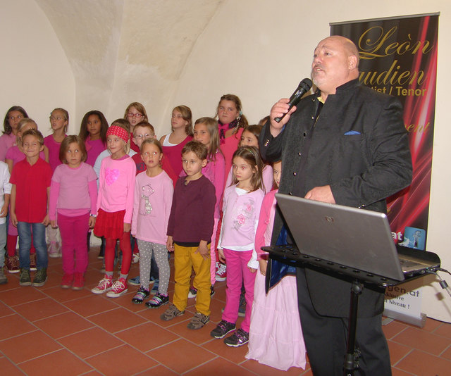 Tenor Leon Taudien singt mit dem  Kinderchor der VS Kleinhöflein.