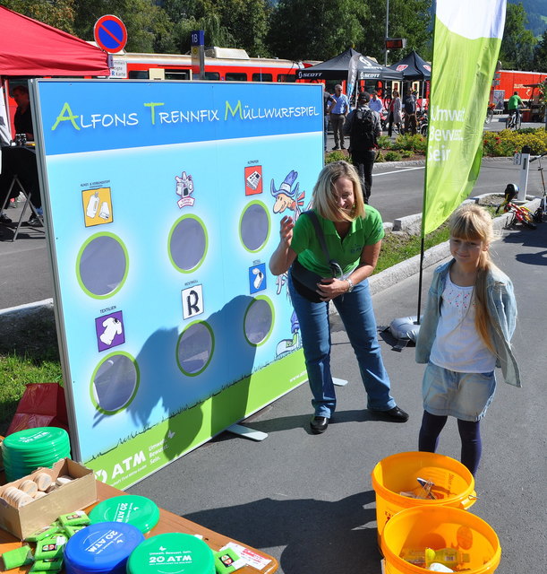 Die Kinder übten sich in Abfalltrennung
