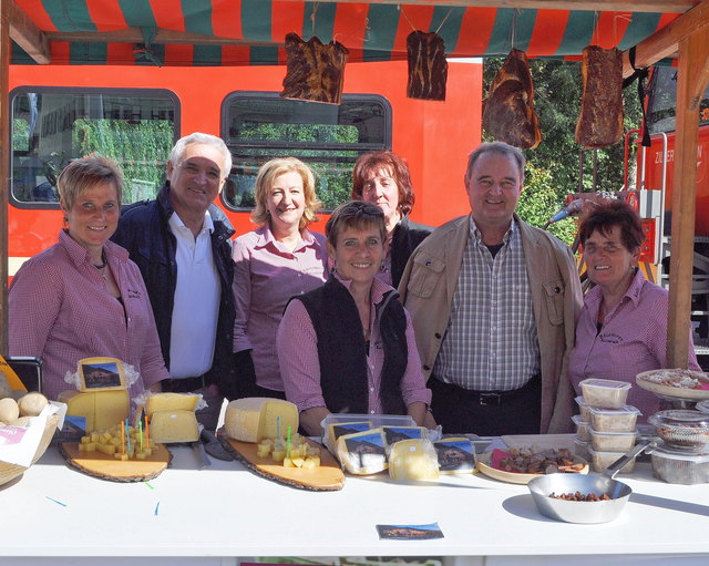 Die Kaltenbacher Bäuerinnen mit Bgm Hansjörg Jäger, 2. von links und Herbert Empl Fahrzeugbau Empl, 2.von rechts