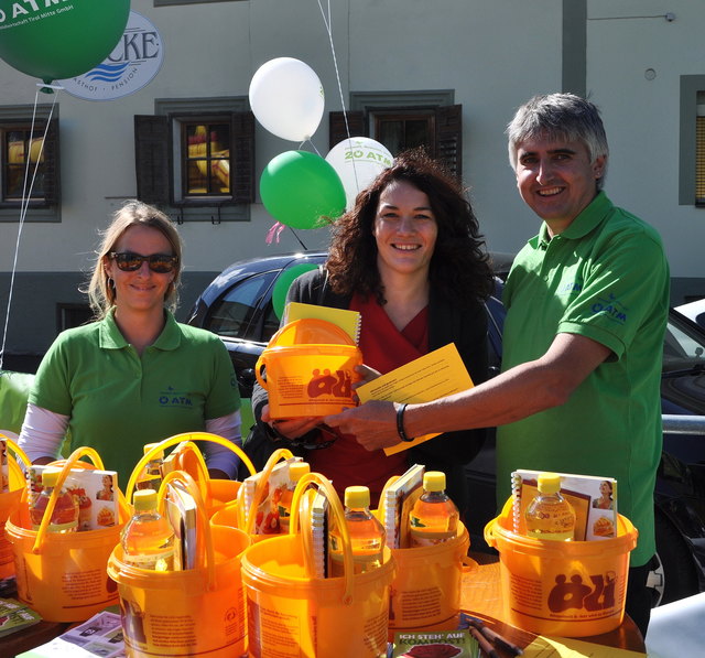 LHstv Ingrid Felipe Bildmitte, bekommt von Ing Würtenberger den neuesten ÖLI zur Entsorgung von alten Speiseölen u.a.