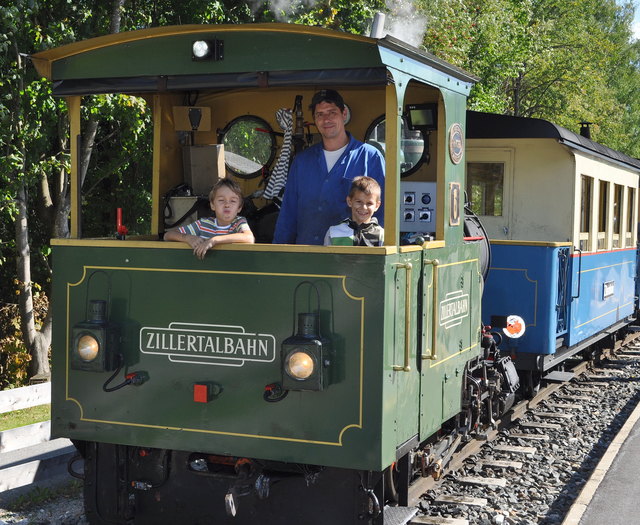 Eine der Dampflokomotiven der Zillertalbahn im Einsatz