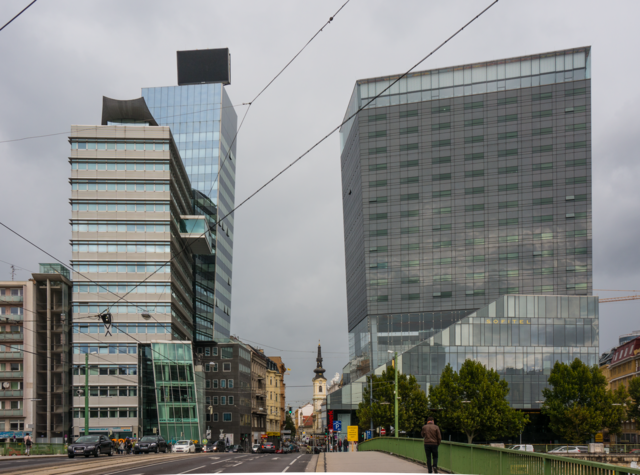 Das Sofitel. Unverkennbar hebt sich das kunstvoll gestaltete Wiener 5-Sterne Superior Hotel aus Österreichs pulsierender Hauptstadt empor.