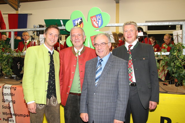 „Flachgauer Kleeblatt“: Peter Eder und Werner Fritz mit Vizebürgermeister Josef Hofer aus Nußdorf  und dessen Amtskollegen Michael Warter aus Dorfbeuern.