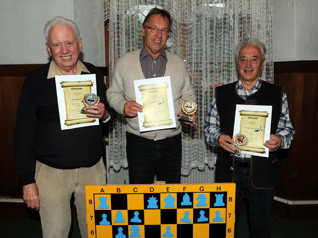 1.und Schach Vereinsmeister Arnold Haupt, li. 2. Ernst Schiestl, 3. Horst Winterauer - Foto©Franz Frühauf