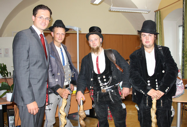 Handwerksburschen aus Deutschland auf Wanderschaft besuchten Bürgermeister Stefan Schmuckenschlager (rechts) im Rathaus Klosterneuburg. | Foto: Stadtgemeinde/Maleschek