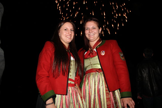 Bewundert wurde das tolle Feuerwerk in Bürmoos von den Musikerinnen Daniela und Lara.