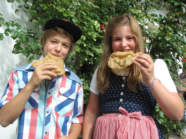 Mhm, köstlich! Felix und seine Cousine Klara kosten gleich einen guten Krapfen.