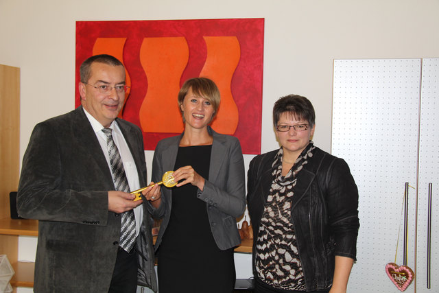 Konrad Geisler gab Chefin Katharina Rumpf im Beisein von Elisabeth Singer (v.l.) den Schlüssel der BH zurück.