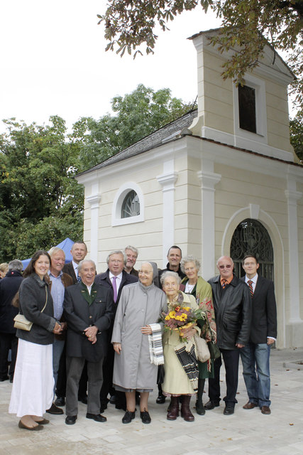Sticklerplatz Weihe: STERN-Betreuerin Mag. (FH) Heidemarie Brandstetter, Bauhofleiter Josef Haberler, Johann Bauer, Altbürgermeister Felix Rigler, Bürgermeister KommR Herbert Osterbauer, Stadtpfarrer Dr. Bernard Springer, die Schwestern von Kardinal Stickler  Prof. Gertrude Stickler und Margarethe Lotz, Vizebürgermeister Mag. Martin Fasan, Hedwig Wanke, Stadtrat Franz Berger und Projektleiter Johann Gansterer (v.l.). | Foto: Stadtgemeinde Neunkirchen