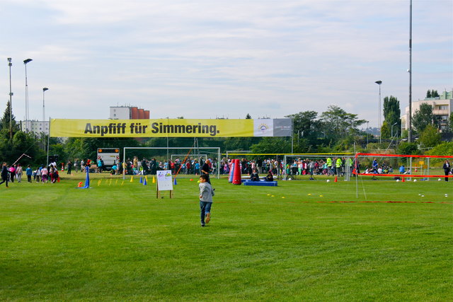 Nach Bauende wird hier nur noch ein moderner Flutlicht Sportplatz an das große Speicherbecken darunter erinnern