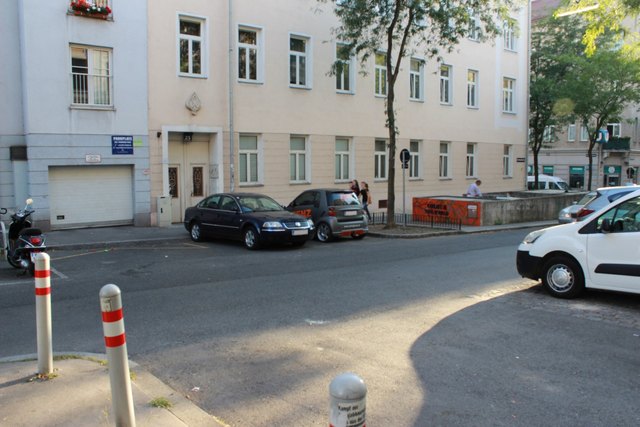 In der Meiselstraße 25 fehlen die Schrägpark-Markierungen, so die empörten Anrainer.