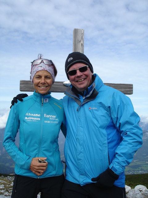Gerlinde Kaltenbrunner und VKB-Generaldirektor Dr. Albert Wagner am Gipfel des 2014 Meter hohen Lagelsbergs.