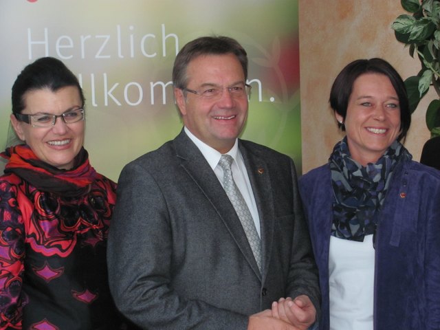 Elisabeth „Liesi“ Pfurtscheller (li) und LH Günther Platter blicken gemeinsam mit BR Sonja Ledl-Rossmann (re) einer spannenden Zukunft entgegen. | Foto: ÖVP