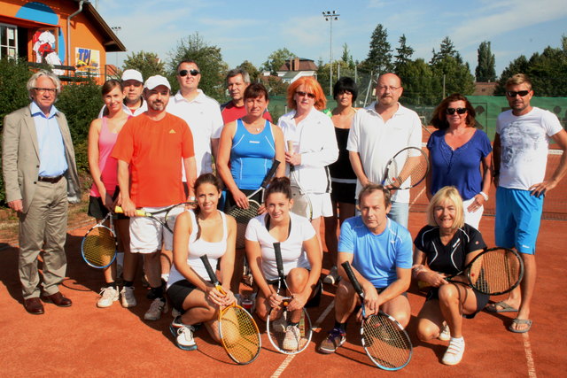 Die Teilnehmer am Davies-Cup beim Tennisclub Hollabrunn mit den Veranstaltern.Foto: Privat