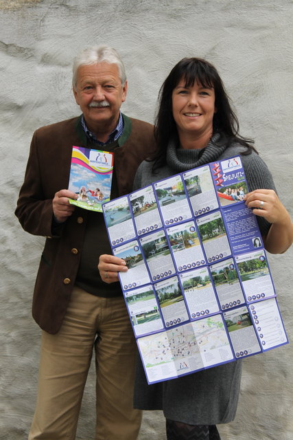 Vizebürgermeister Bernhard Wieser und Sandra Wohlschlager, Obfrau Abenteuer Familie, präsentieren den Guide.