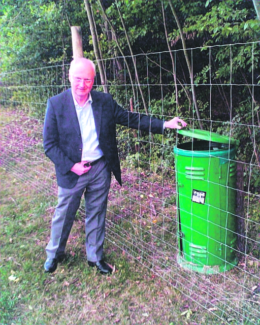 Hietzing: Sportplatz Hörndlwald: Mistkübel steht jetzt hinter dem vorläufigen und umstrittenen Zaun. Umweltamt prüft Gültigkeit noch.