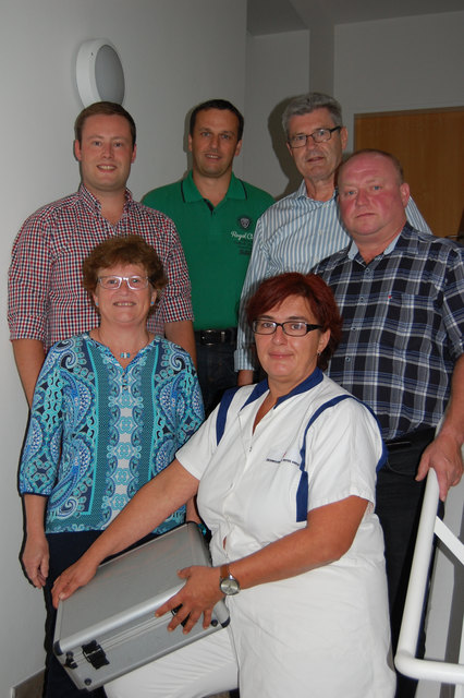 Bildtext: Bild vorne v.l.: Anni Doppler (Caritas Neukirchen), Hauskrankenpflegerin Birgit Stadlbauer und Hubert Adlesgruber (Bauernbund Neukirchen).
Bild hinten v.l.: Hannes Humer (ÖVP Eschenau), Wolfgang Doppler (Wirtschaftsbund Neukirchen) und Bgm. Kurt Kaiserseder (ÖVP Neukirchen).