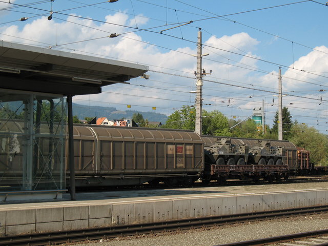Ein Waggon mit Fahrzeugen der KFOR