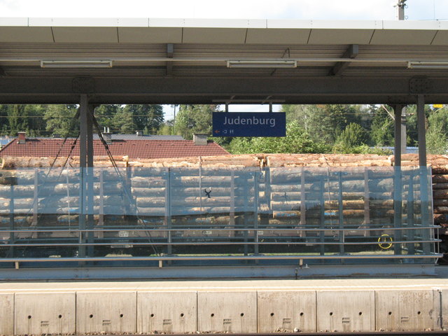 Ein Zug mit Holzwaggon wartet auf die Abfahrt