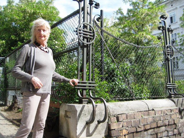 Josefstadt: Teuer: Die Sanierung der denkmalgeschützten Mauer des Schönbornparks kostet Bezirk 850.000 Euro.