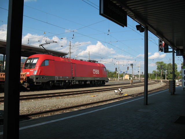 Ein durchfahrender Zug