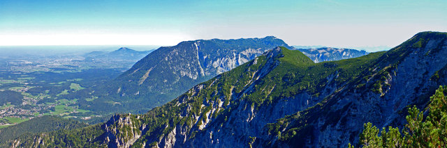 Blick vom Predigtstuhl (Lattengebirge) in Richtung Dreisesselberg, Untersberg und dem Gaisberg im Bildhintergrund