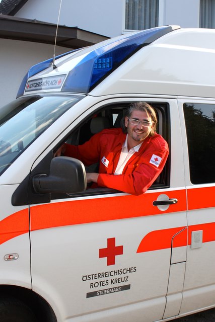 Im Einsatz: In Voitsberg chauffiert der Muntermacher seit mittlerweile zwölf Jahren den Rettungswagen. | Foto: Privat