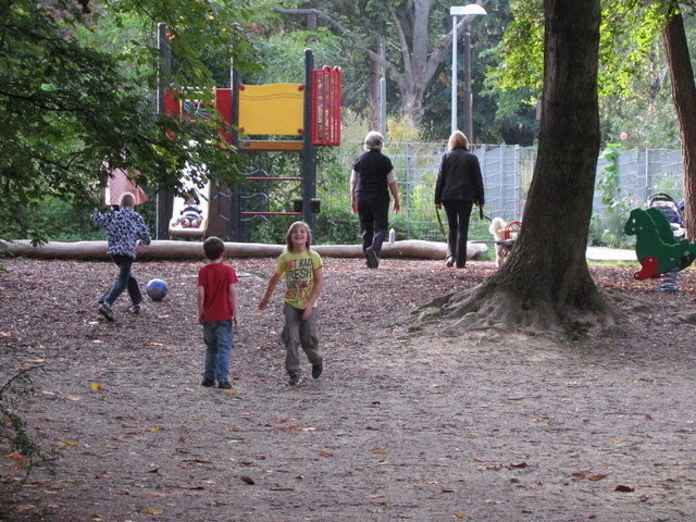 Fröhliche Kinder in natürlicher Umgebung oder eine asphaltierte Garagenzufahrt: Streit um Hockepark
